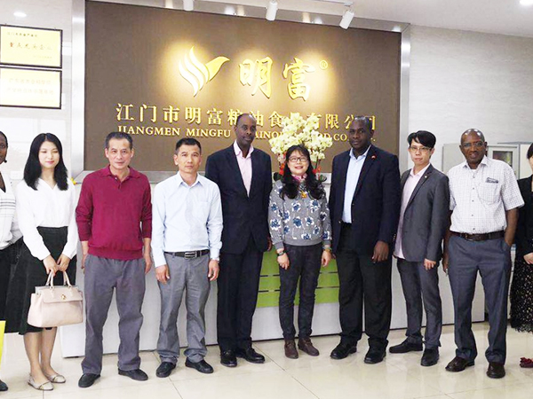 The Ministry of Commerce accompanied the Consul General of the Republic of Uganda on a grain and oil exchange visit to Mingfu