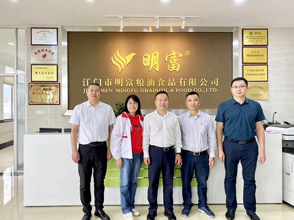 Warmly welcome the district town leaders warm enterprise research and exchange activities